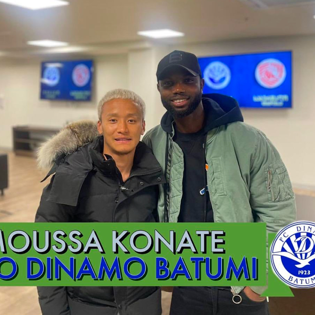 Player signing photo